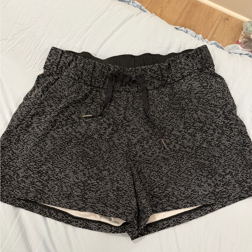 Lululemon on the fly shorts size 6 3”